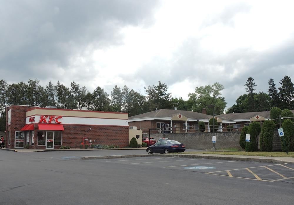 Econo Lodge DeWitt I-90 Buitenkant foto