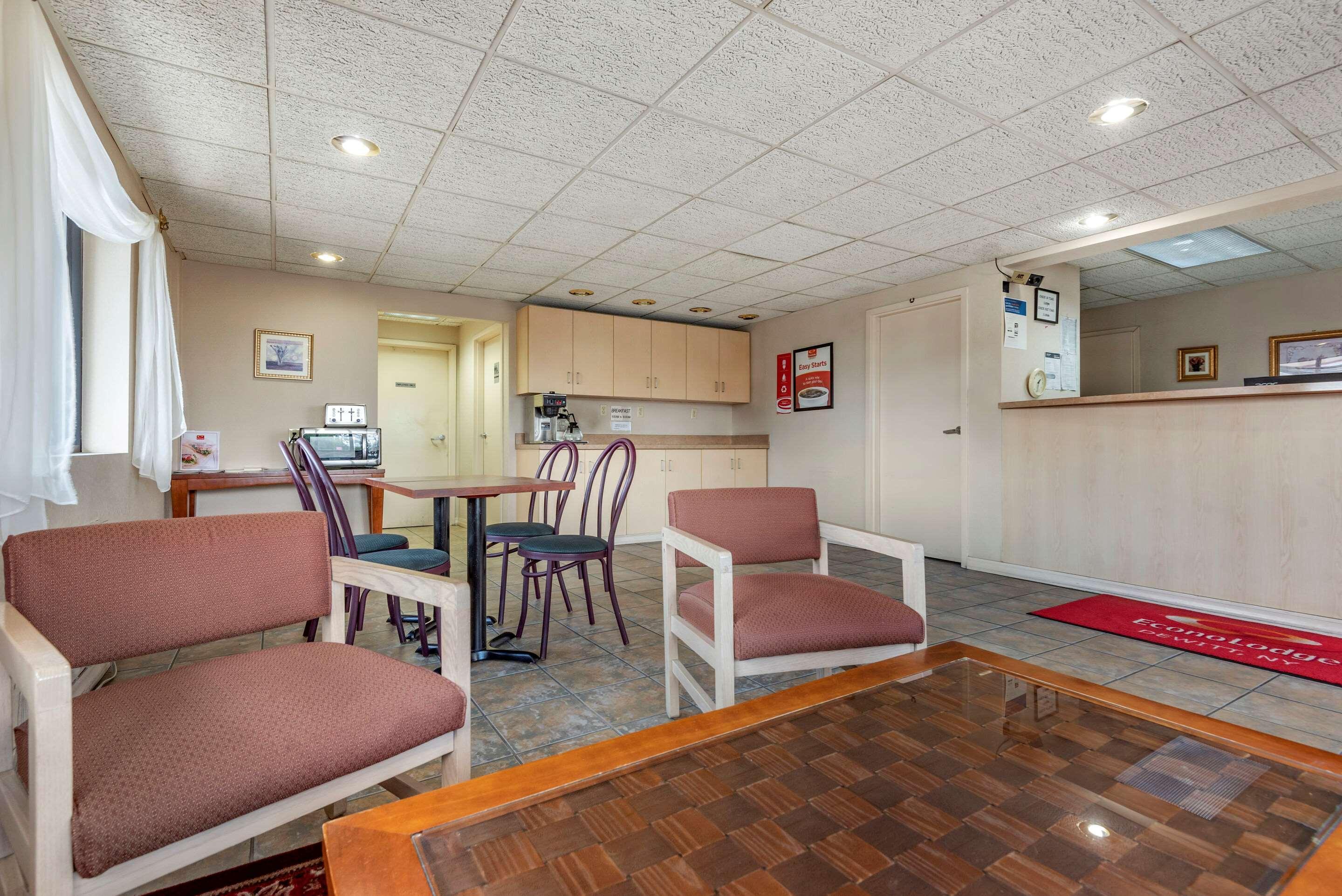 Econo Lodge DeWitt I-90 Buitenkant foto