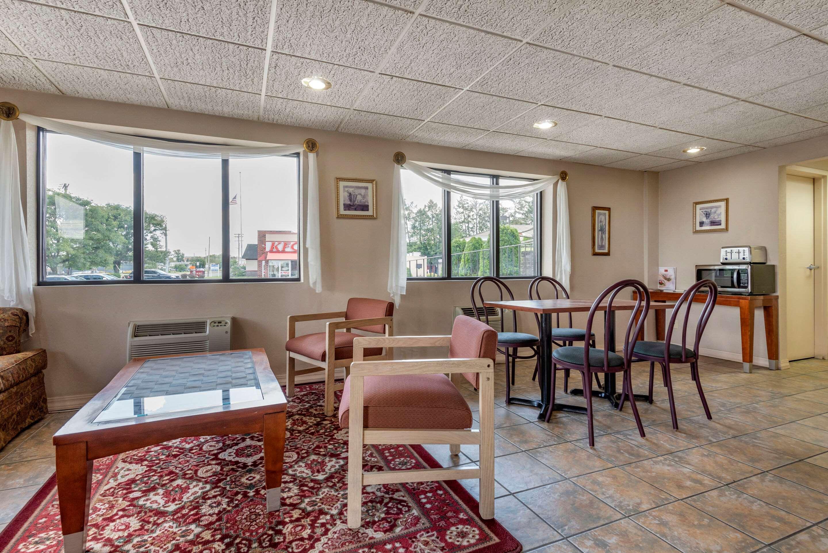 Econo Lodge DeWitt I-90 Buitenkant foto